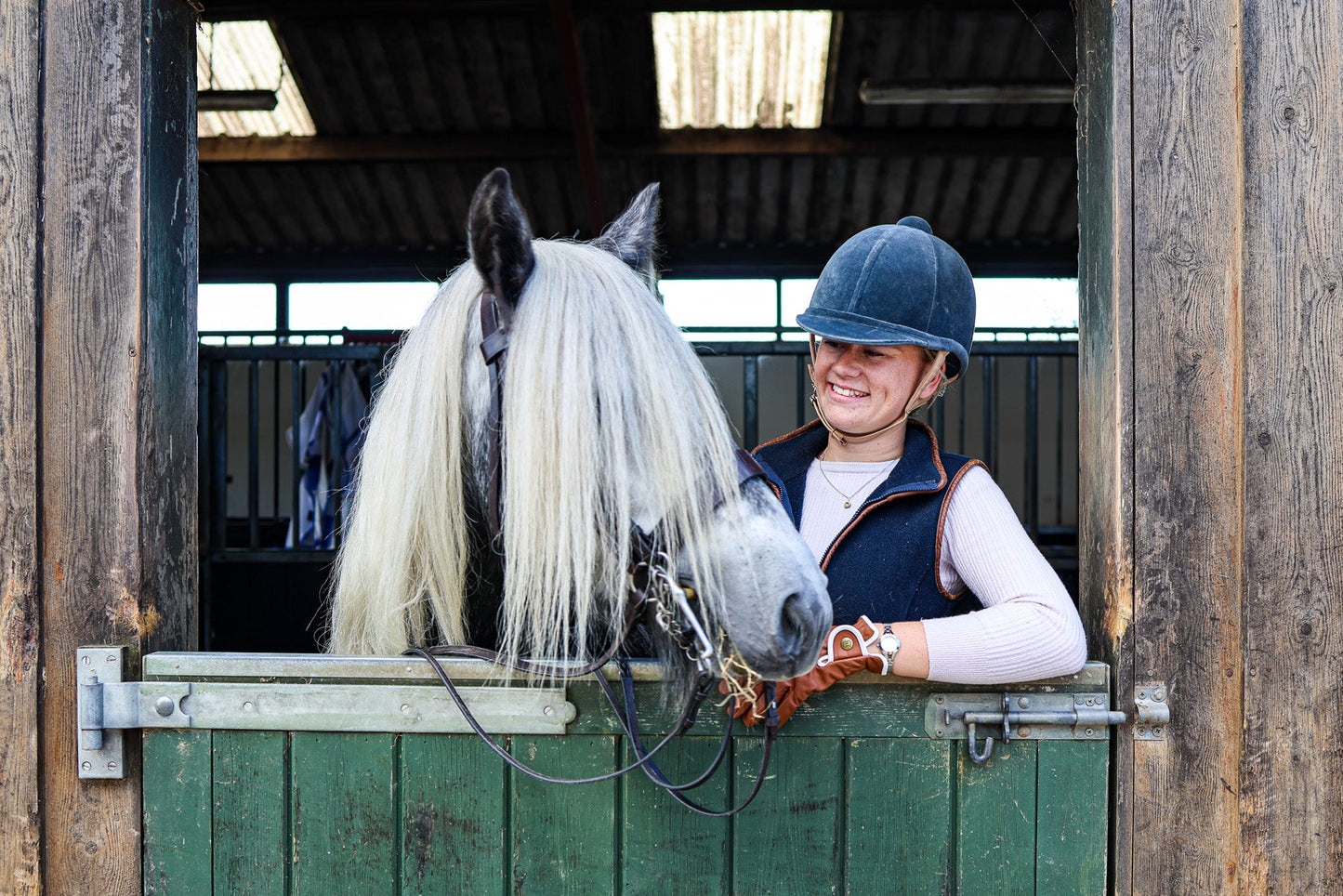 Model wearing Foxbury Heritage Tan Gloves with White Piping